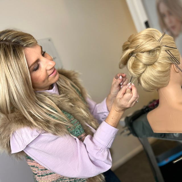 Stephanie Buffel aan het werk aan een bruidkapsel