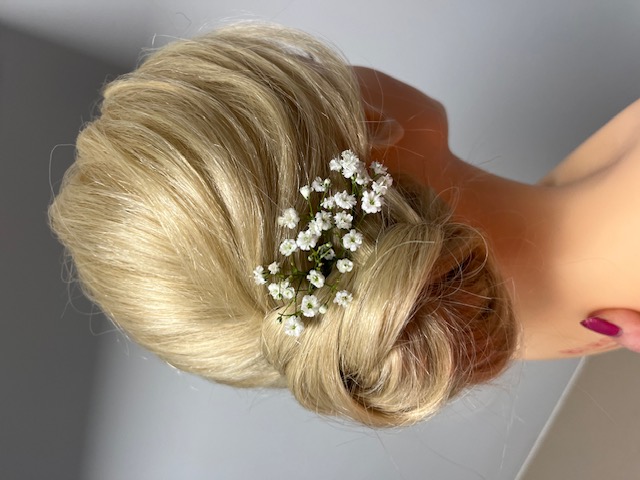 Bruidkapsel lage dot, witte kleine bloemetjes in dot verwerkt