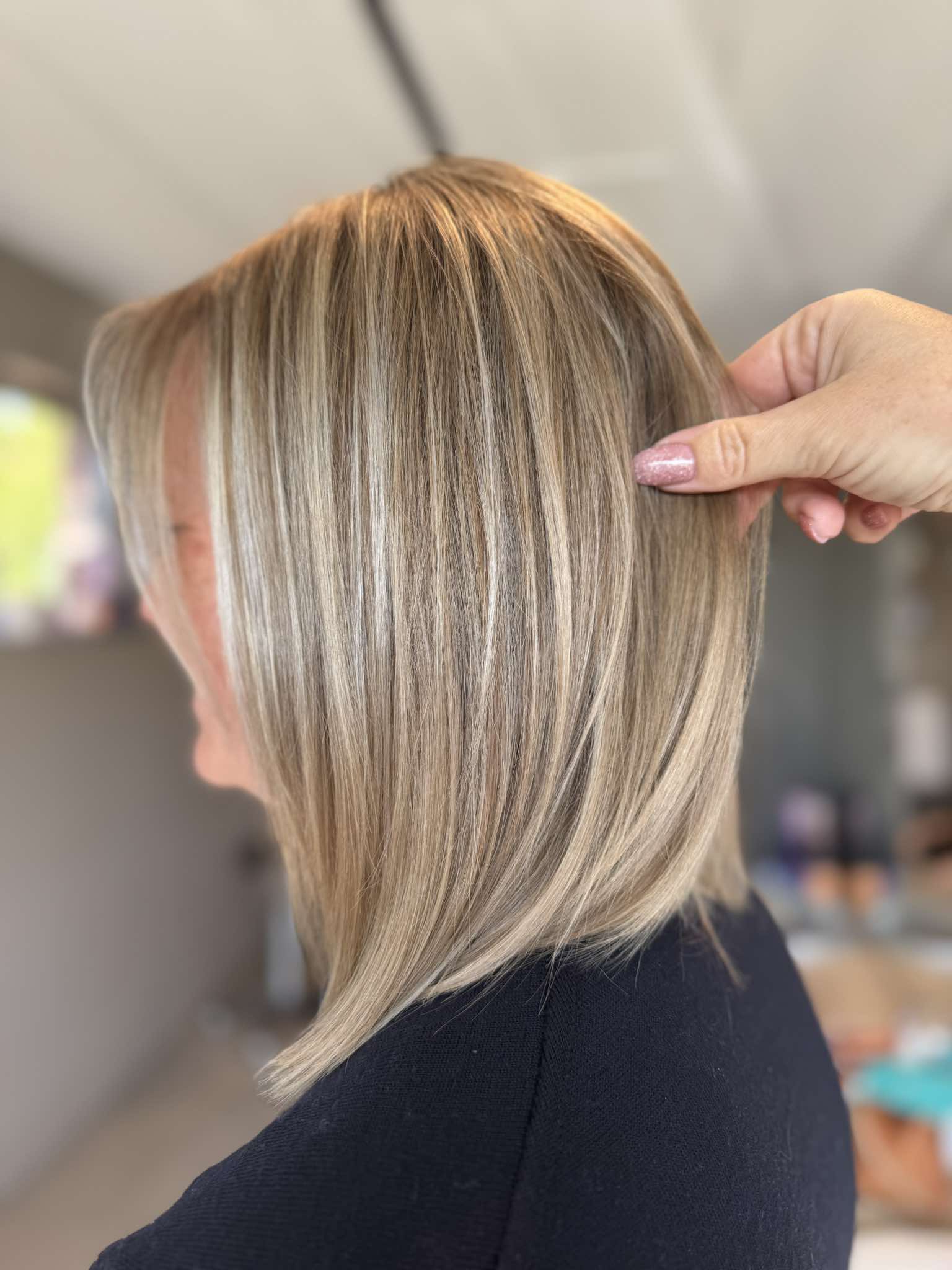 Dame met blond gekleurd halflang stijl haar.