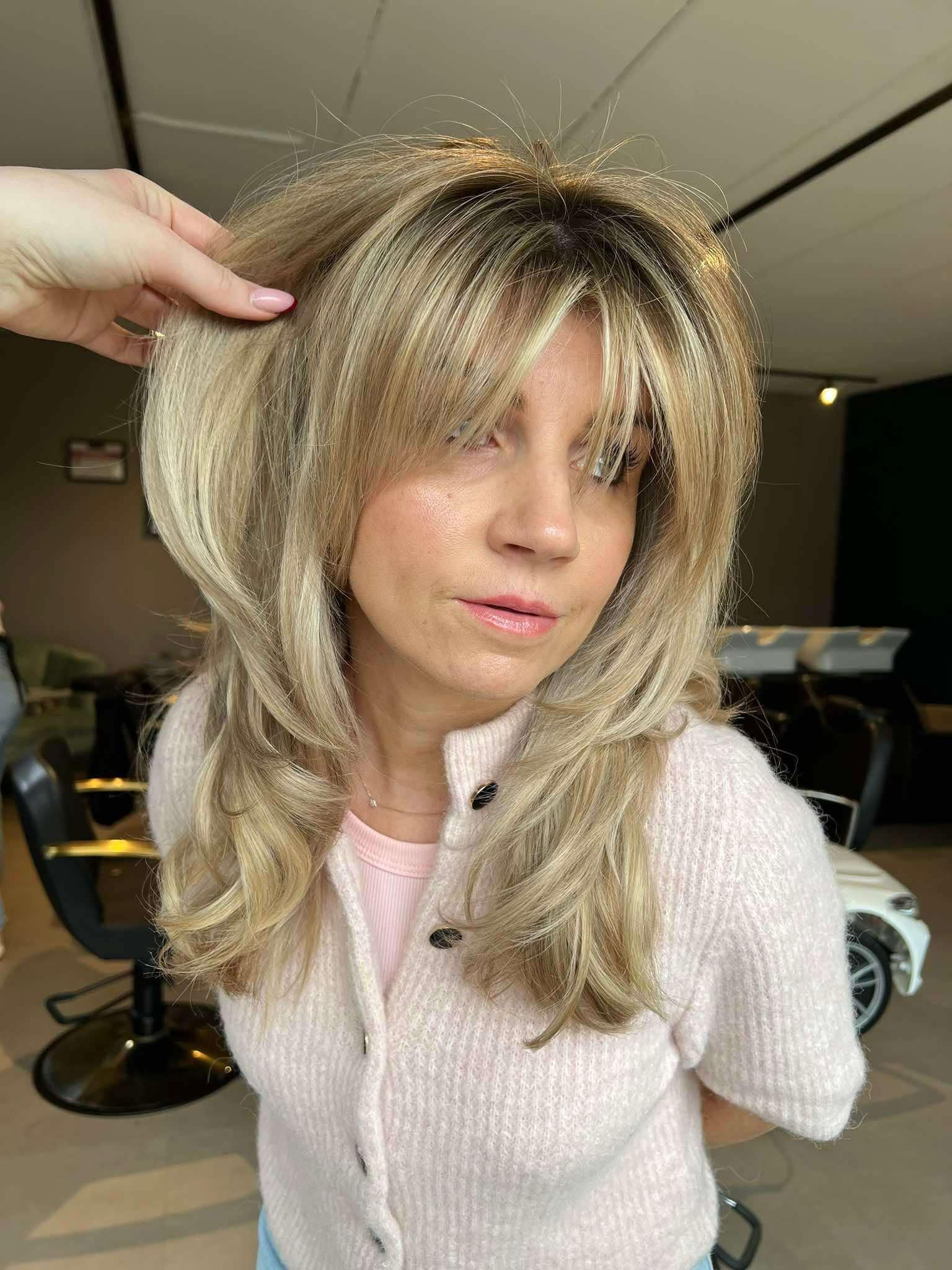 Dame met donker gekleurde bobcut.