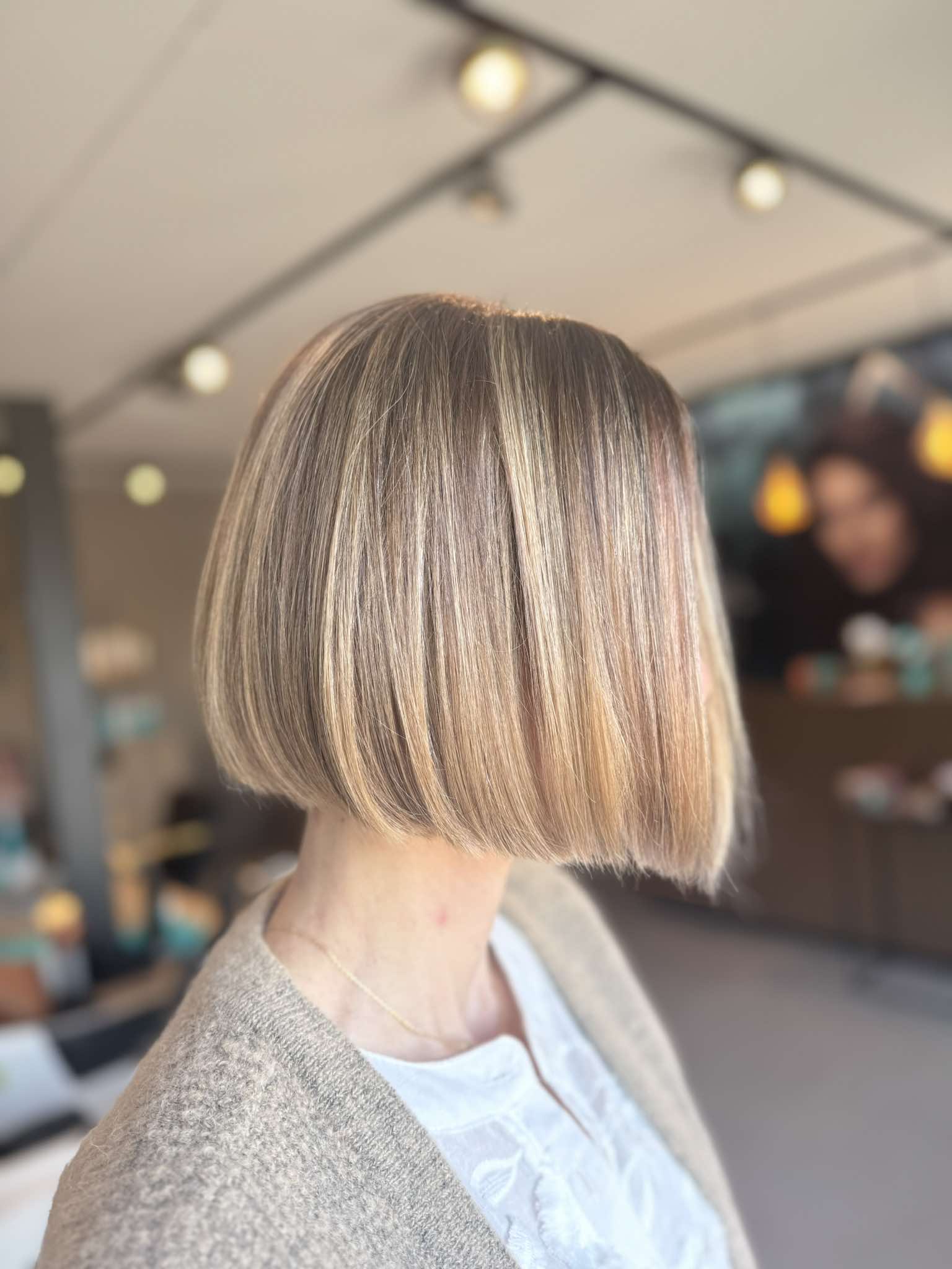 Dame in profiel met blond halflang geknipt haar.