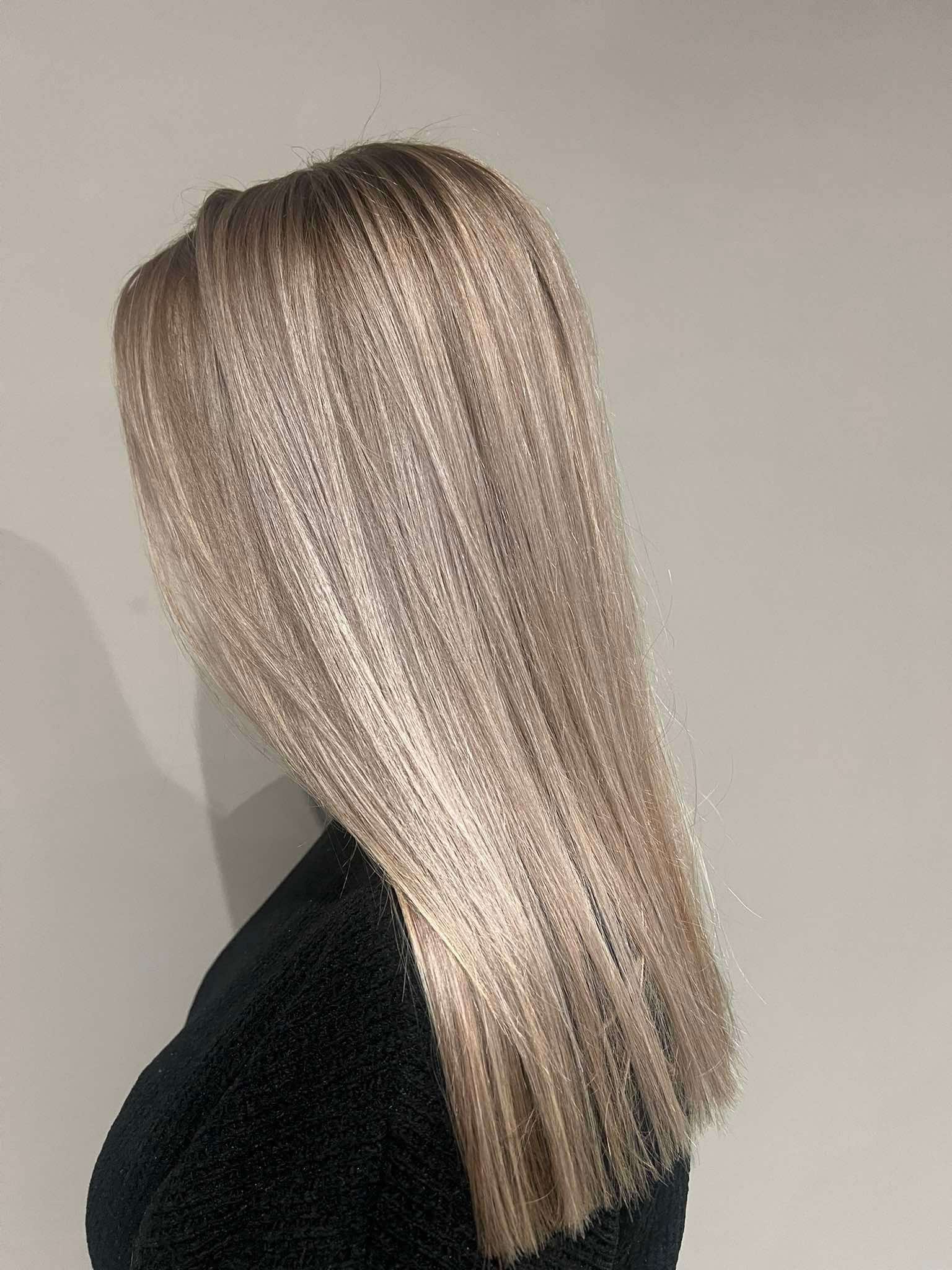 Dame met blond gekleurd kort haar.