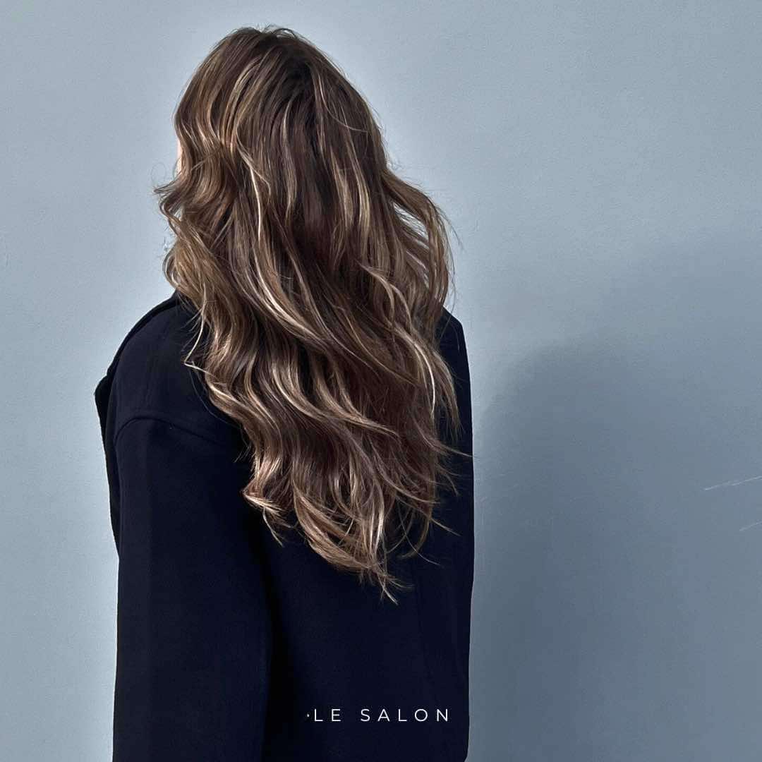 Dame met blond, met matte toon gekleurd lang stijl haar.